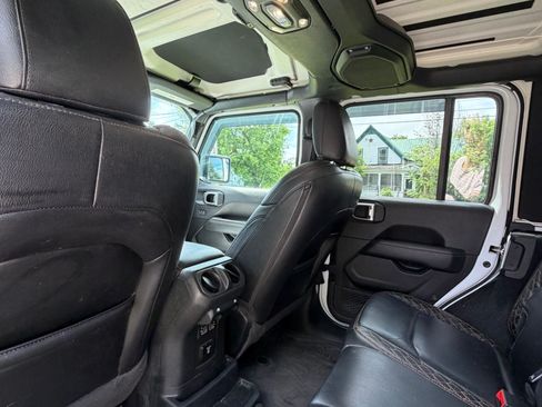 Used 2022 Jeep Wrangler Unlimited Sahara AWD/4WD image 14