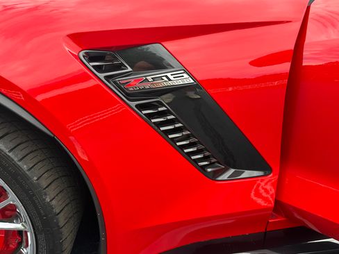 Used 2015 Chevrolet Corvette Z06 w/ 3LZ Preferred Equipment Group RWD image 2