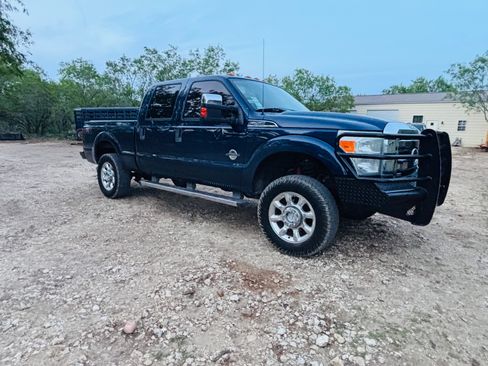 Used 2011 Ford F250 XLT w/ Chrome Pkg AWD/4WD image 6