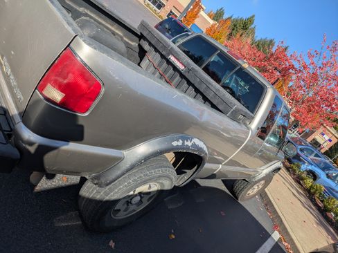 Used 2000 Chevrolet S10 Pickup 4x4 Extended Cab w/ Preferred Equipment Group image 5