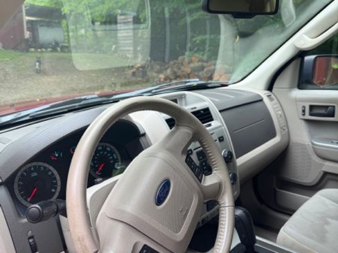 Used 2010 Ford Escape XLT AWD/4WD image 6