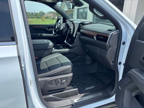 Used 2026 GMC Yukon Denali w/ Denali Reserve Package AWD/4WD image 12