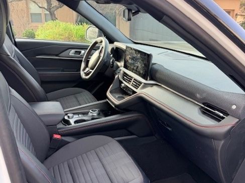 Used 2025 Ford Explorer ST-Line w/ Premium Package image 9