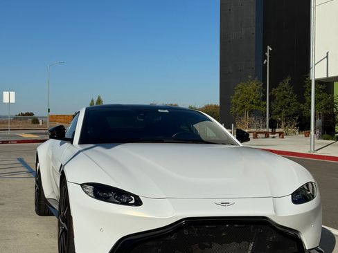 Used 2019 Aston Martin V8 Vantage Coupe image 1