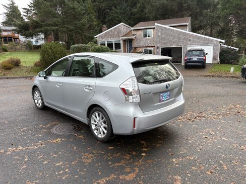 Used 2012 Toyota Prius V Five image 5