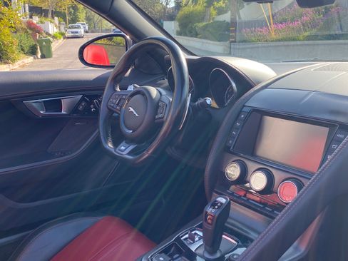 Used 2016 Jaguar F-TYPE R image 9