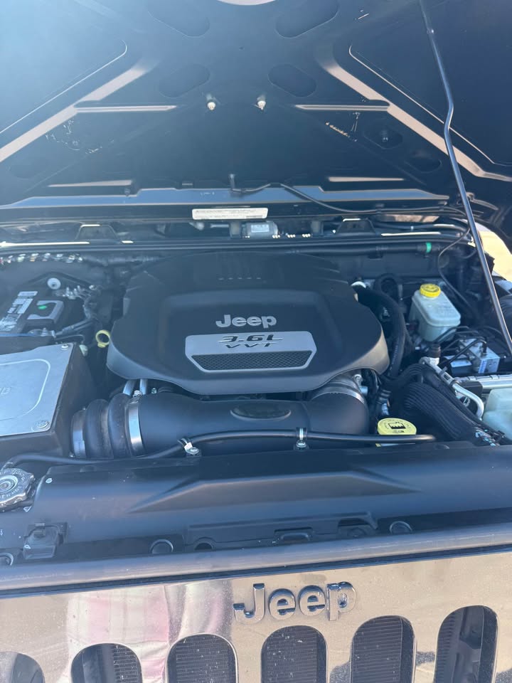 Used 2012 Jeep Wrangler Sport w/ Connectivity Group AWD/4WD image 16
