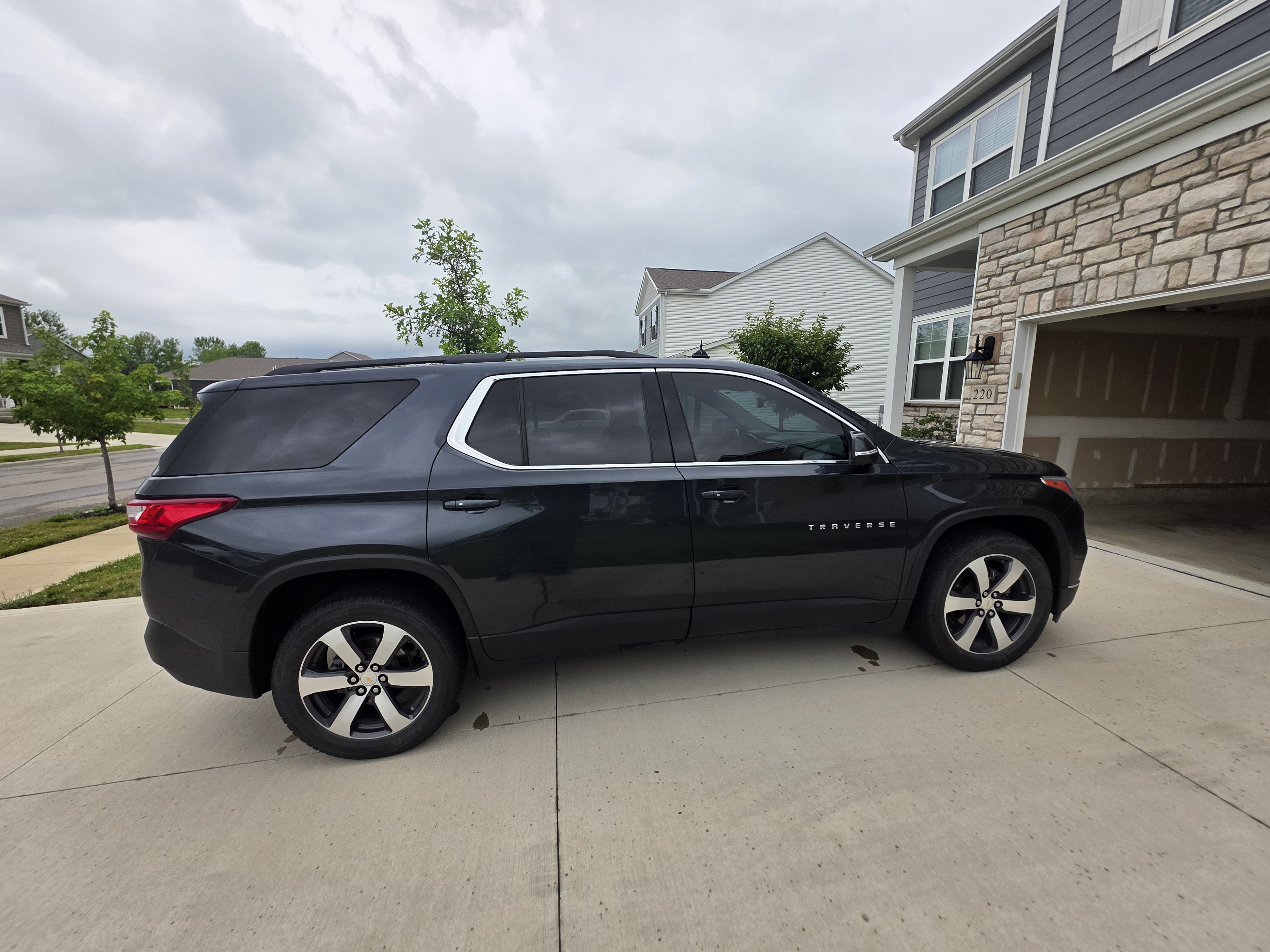 Used 2021 Chevrolet Traverse LT w/ LT Premium Package FWD image 1
