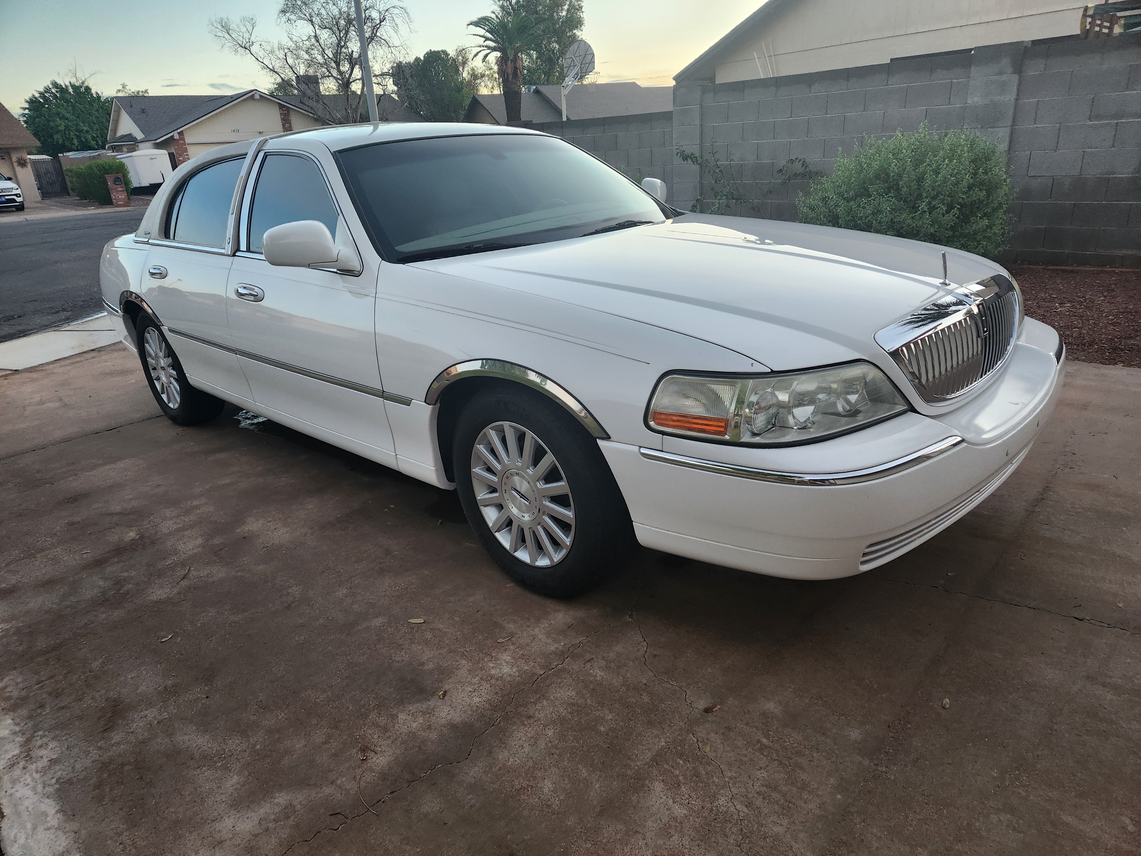 Used 2003 Lincoln Town Car Executive RWD image 1
