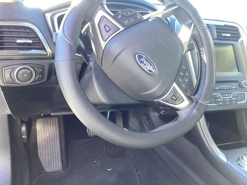 Used 2017 Ford Fusion SE w/ Fusion SE Technology Package image 10