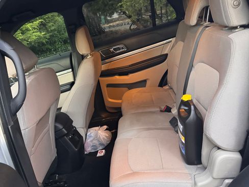 Used 2018 Ford Explorer XLT FWD image 5