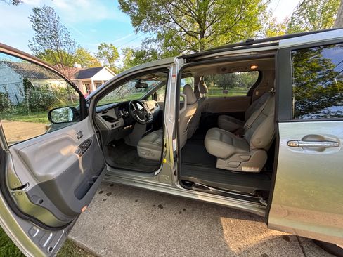 Used 2016 Toyota Sienna XLE image 12