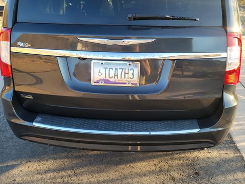 Used 2012 Chrysler Town & Country Touring image 7