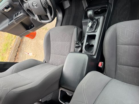 Used 2018 Toyota Tacoma TRD Off-Road AWD/4WD image 11