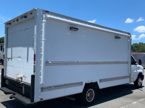 Used 2010 Ford E-350 and Econoline 350 Super Duty RWD image 6