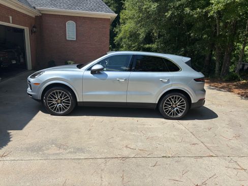Used 2019 Porsche Cayenne AWD/4WD image 1