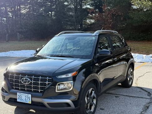 Used 2024 Hyundai Venue SEL image 2