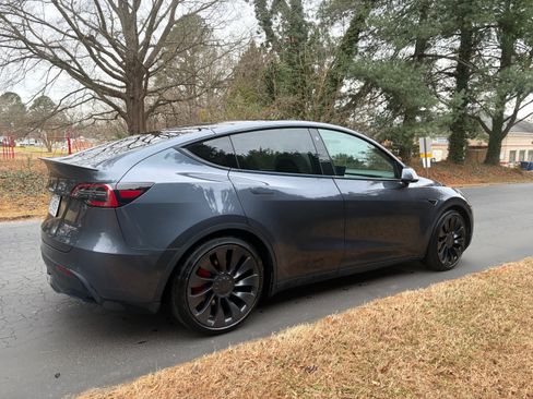 Used 2023 Tesla Model Y Performance image 9