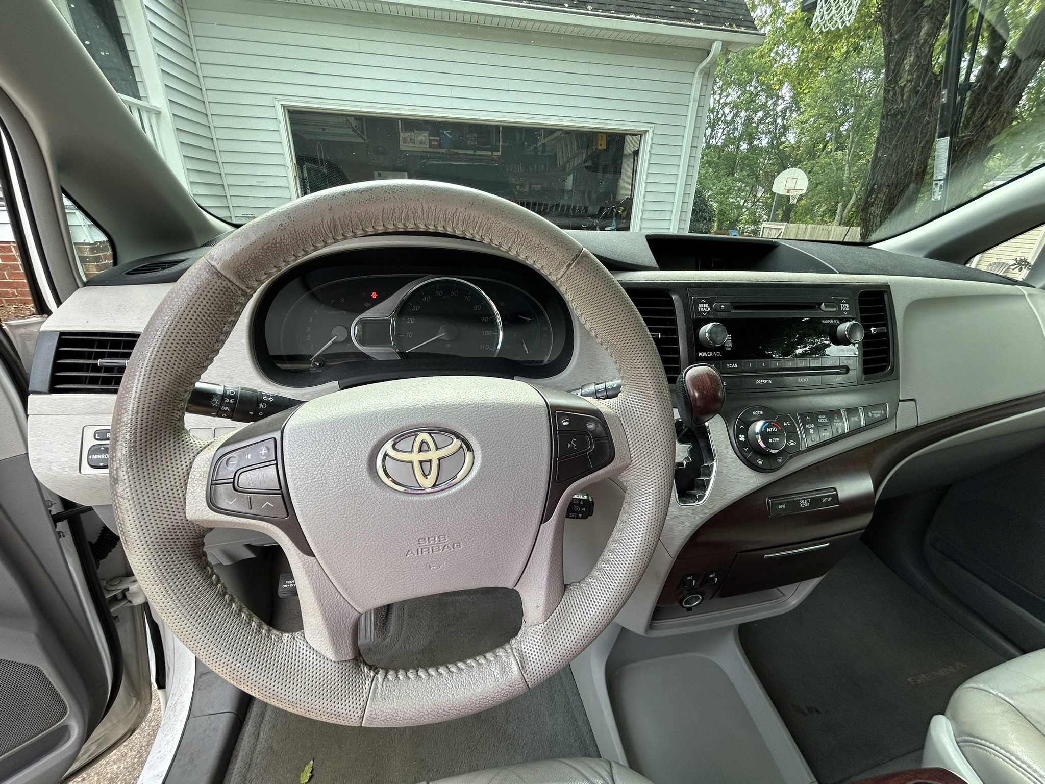 Used 2011 Toyota Sienna XLE FWD image 11