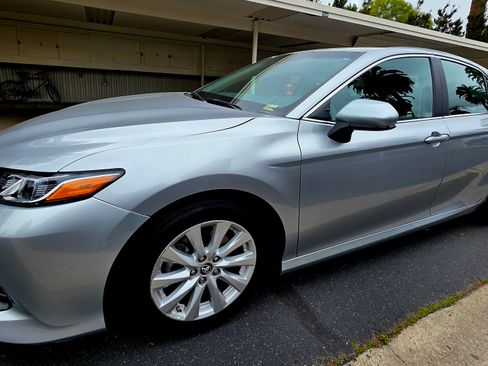 Used 2018 Toyota Camry LE image 1
