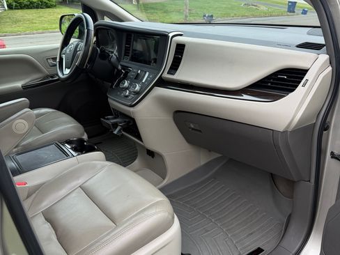 Used 2015 Toyota Sienna XLE Premium AWD/4WD image 18