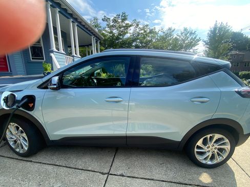Used 2022 Chevrolet Bolt EUV LT w/ Comfort Package FWD image 6