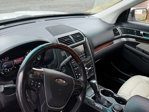 Used 2016 Ford Explorer Platinum image 11