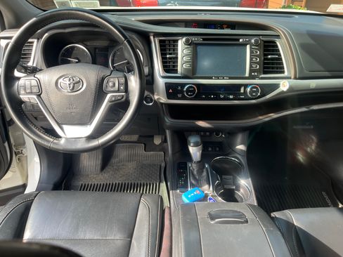 Used 2017 Toyota Highlander XLE image 8