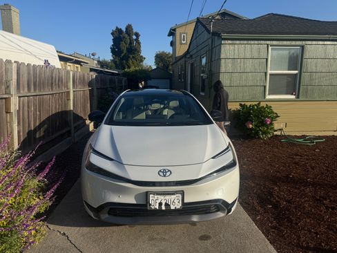 Used 2024 Toyota Prius XLE image 4