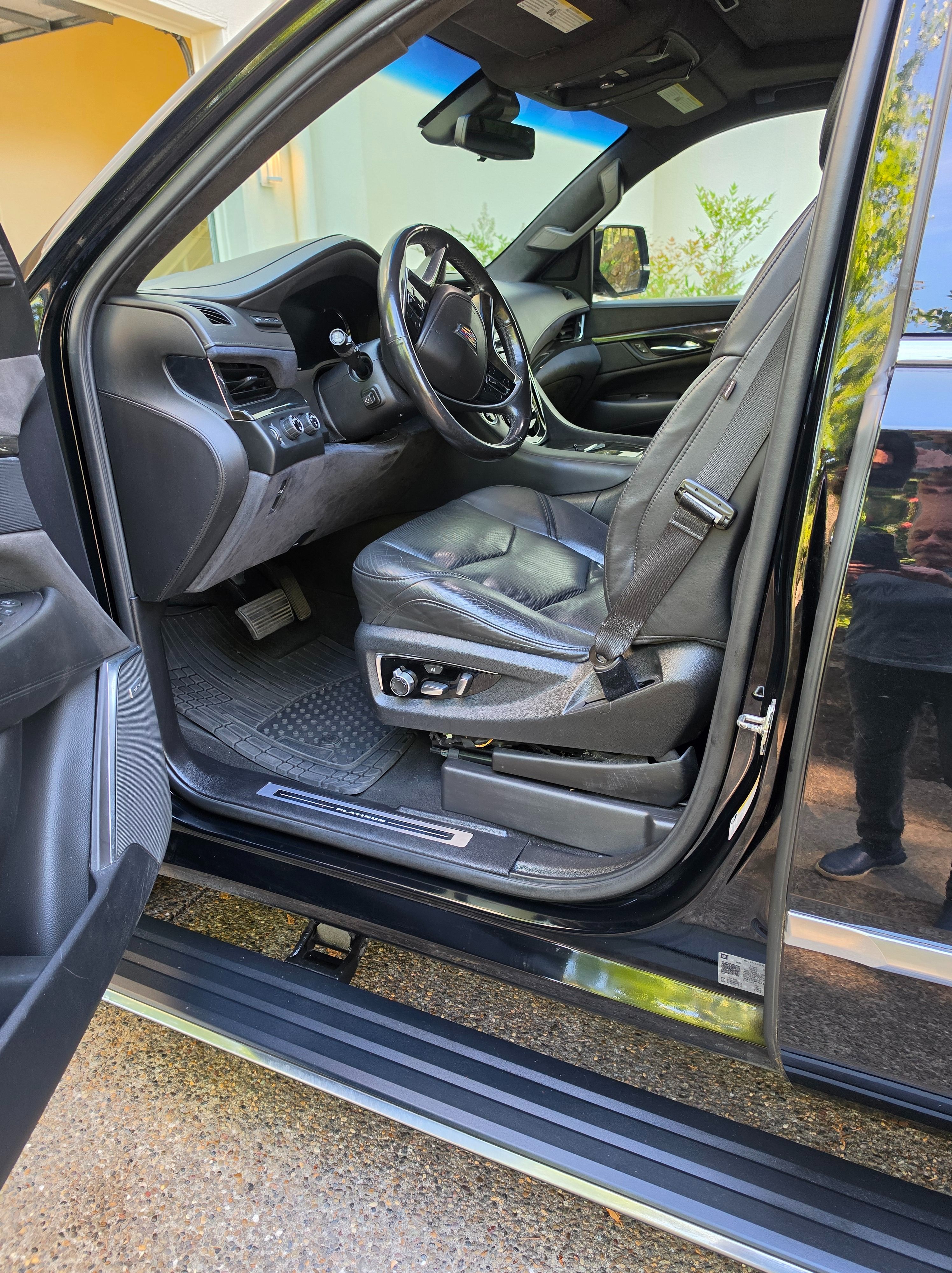 Used 2018 Cadillac Escalade ESV Platinum AWD/4WD image 10