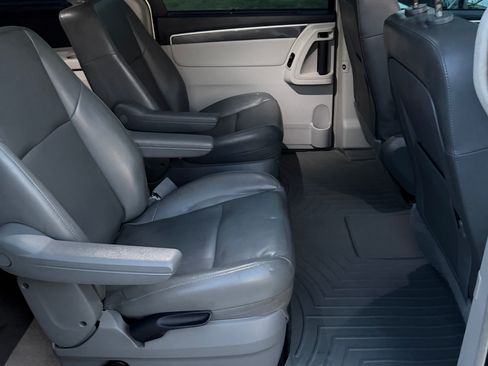 Used 2010 Volkswagen Routan SE FWD image 12