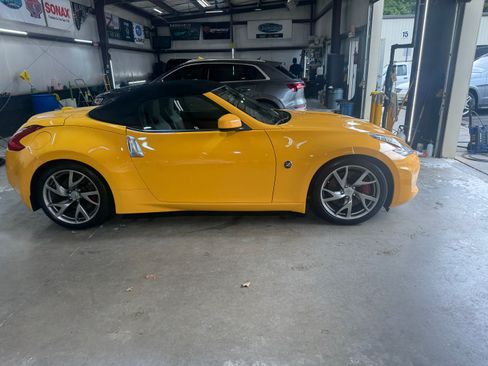 Used 2017 Nissan 370Z Touring Sport image 4