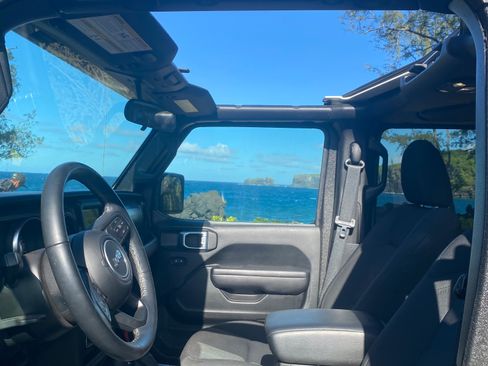 Used 2021 Jeep Gladiator Sport image 11