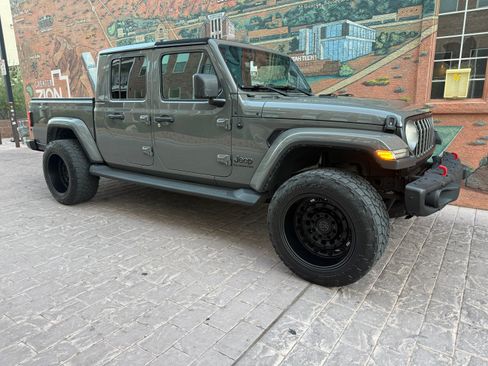 Used 2020 Jeep Gladiator Overland AWD/4WD image 12