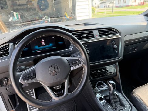 Used 2023 Volkswagen Tiguan SE R-Line FWD image 5