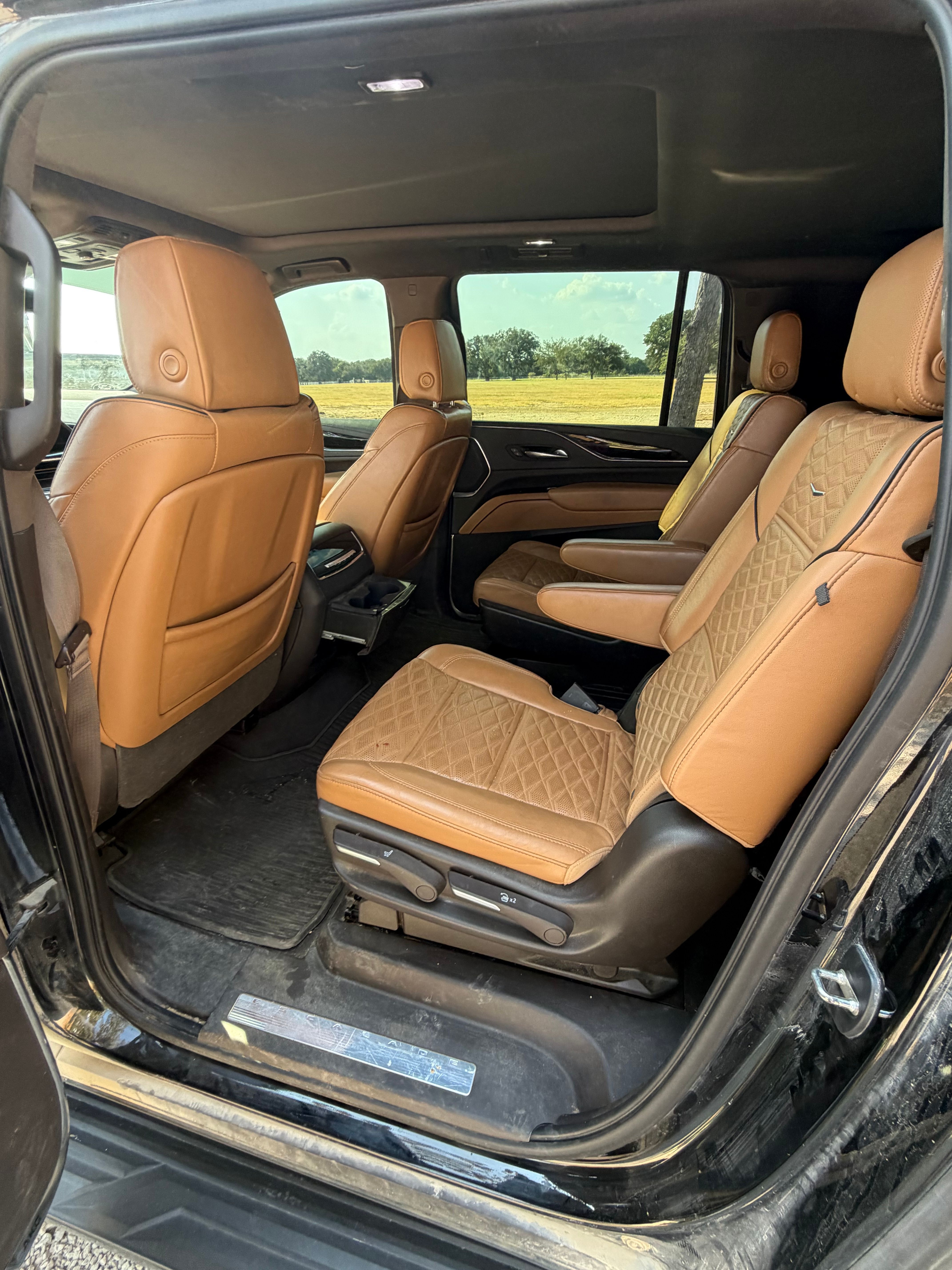 Used 2021 Cadillac Escalade ESV Premium Luxury AWD/4WD image 2