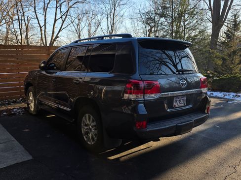 Used 2018 Toyota Land Cruiser Sport Utility 4D w/ Four Season Floor Mat Package image 17