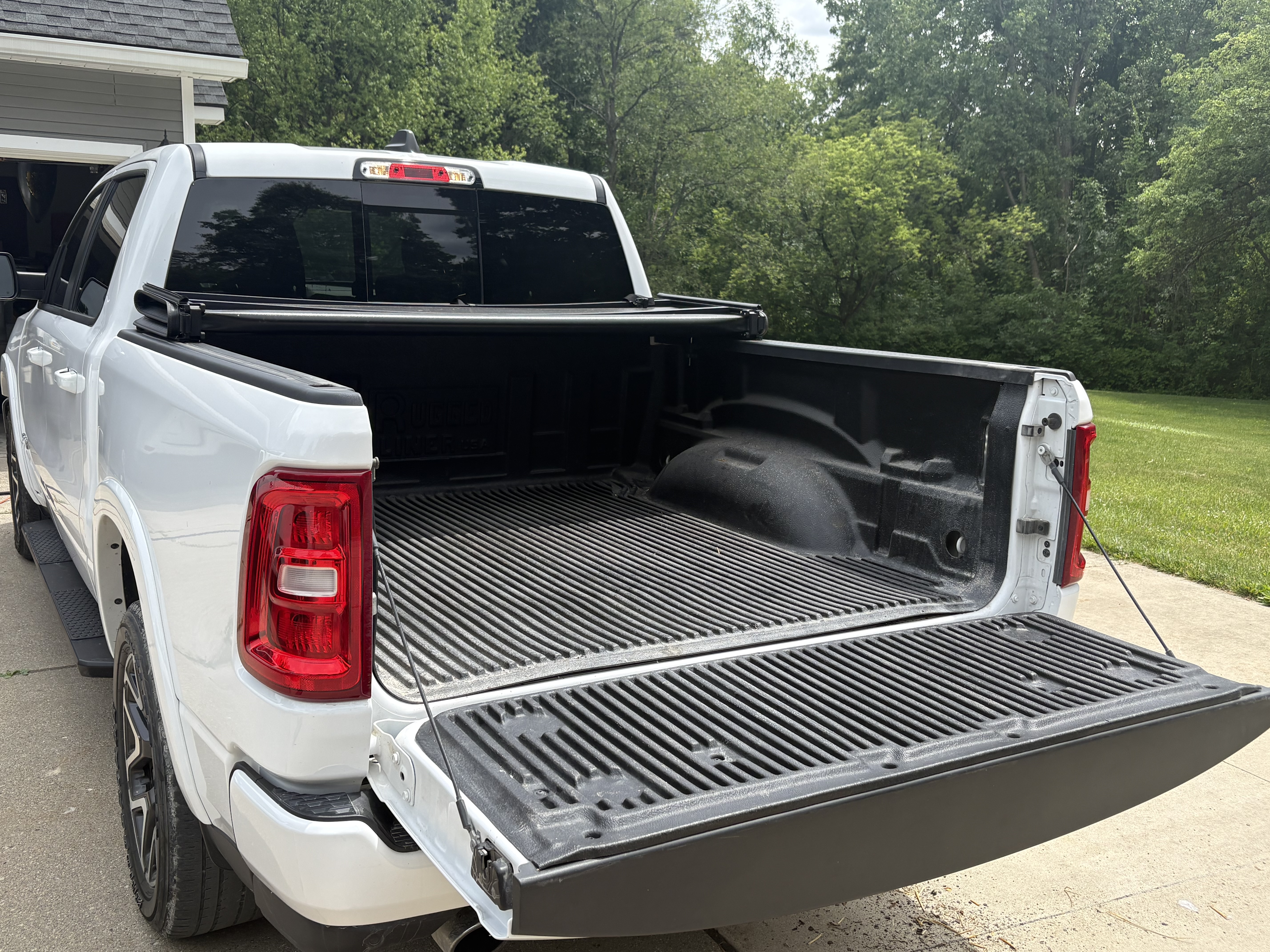 Used 2025 RAM 1500 Laramie w/ Sport Appearance Package AWD/4WD image 6