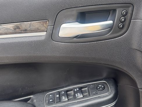 Used 2018 Chrysler 300 Limited w/ Safetytec Plus Group image 15