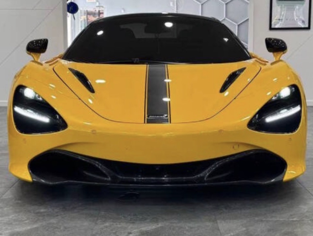 Used 2021 McLaren 720S Spider RWD image 1