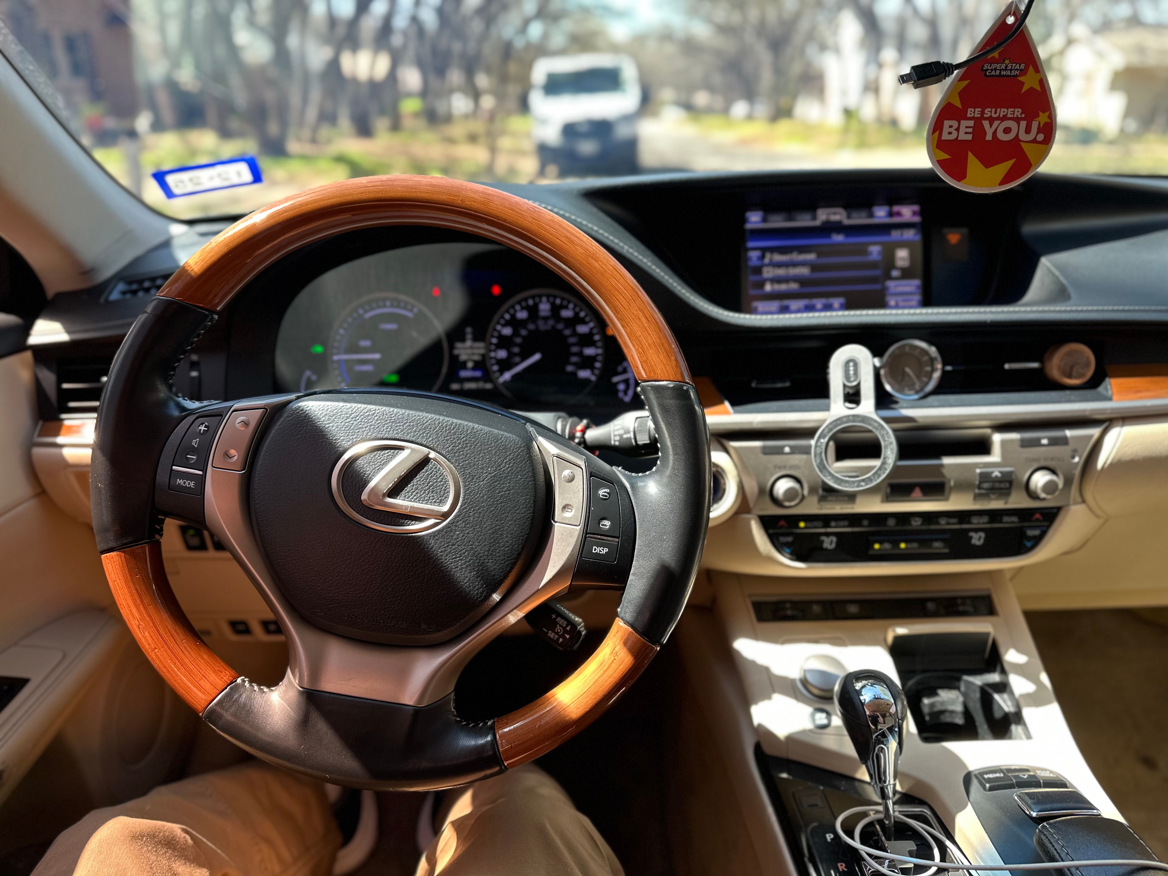 Used 2013 Lexus ES 300h w/ Luxury Pkg FWD image 18
