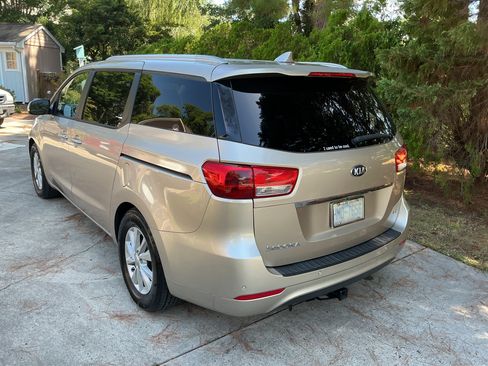 Used 2016 Kia Sedona LX w/ Option Group 020 FWD image 10