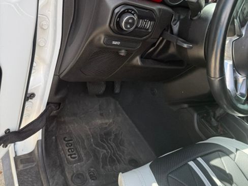 Used 2022 Jeep Gladiator Rubicon w/ LED Lighting Group AWD/4WD image 16