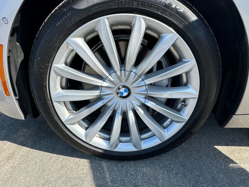 Used 2022 BMW 740i w/ Premium Package image 9