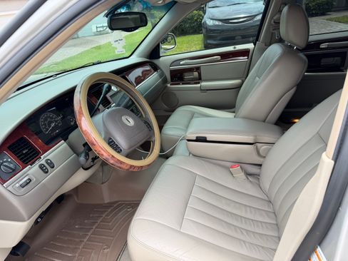 Used 2003 Lincoln Town Car Executive RWD image 9