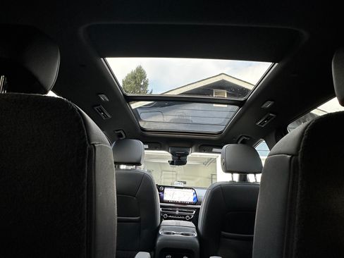 Used 2024 Chevrolet Traverse RS image 21