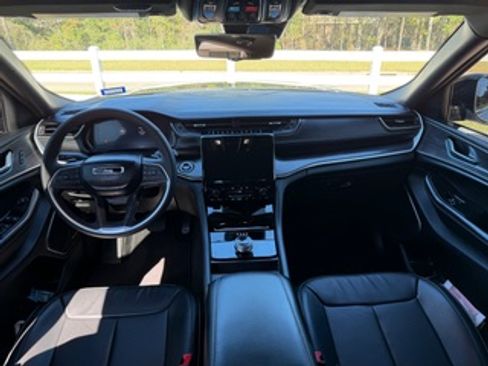 Used 2024 Jeep Grand Cherokee Limited w/ Luxury Tech Group II image 12