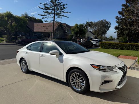 Used 2017 Lexus ES 350 w/ Navigation System Package image 2