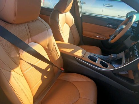 Used 2022 Toyota Avalon Limited image 2