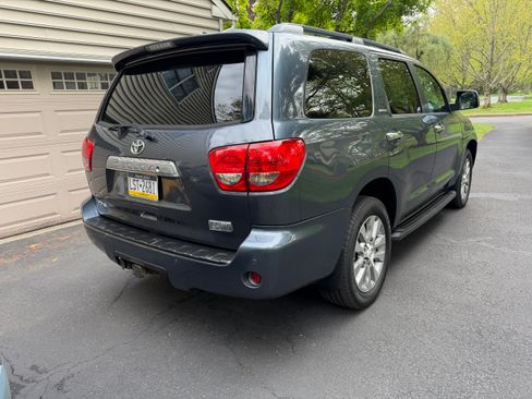 Used 2010 Toyota Sequoia Limited AWD/4WD image 4